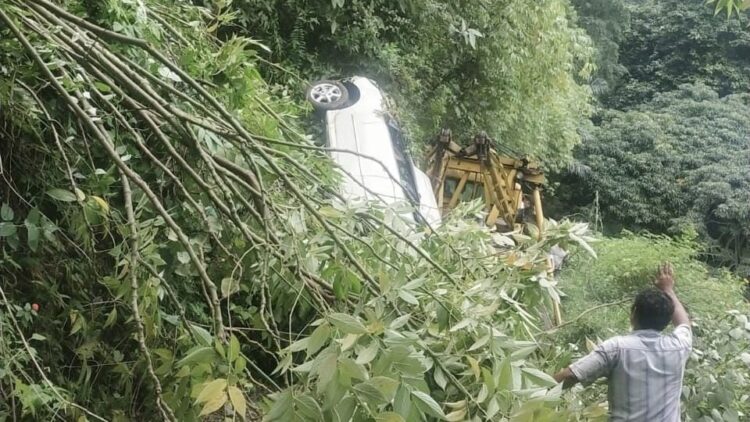 barang bukti mobil Toyota Aqya BK BK 1641 MT saat di evaluasi gunakan mobil derek dari TKP