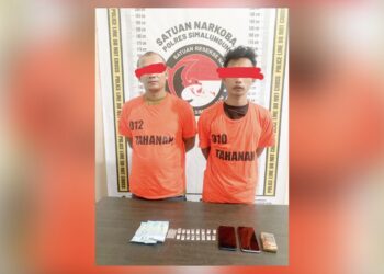 Kedua tersangka, Suhendrik alias Botak dan Nazwa Ramadani alias Suek beserta barang bukti.