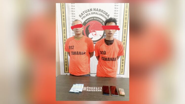 Kedua tersangka, Suhendrik alias Botak dan Nazwa Ramadani alias Suek beserta barang bukti.