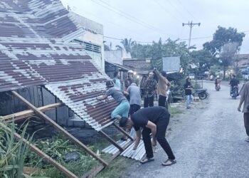 Salah satu rumah warga yang rusak