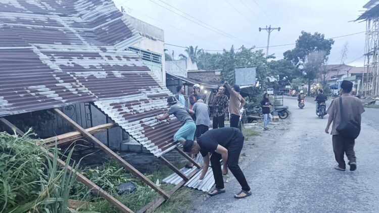 Salah satu rumah warga yang rusak