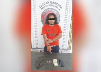 Tersangka Jenda Jumpa Girsang dan barang bukti