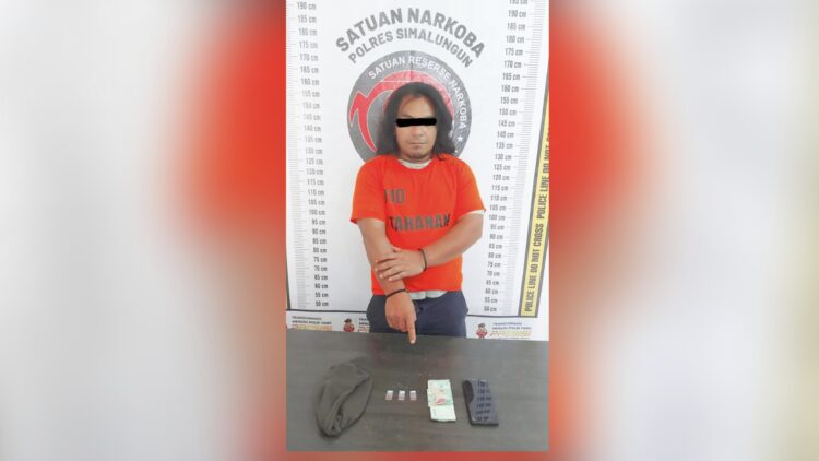 Tersangka Jenda Jumpa Girsang dan barang bukti