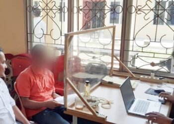 Tersangka KS saat diperiksa penyidik Unit PPA Sat Reskrim Polres Simalungun