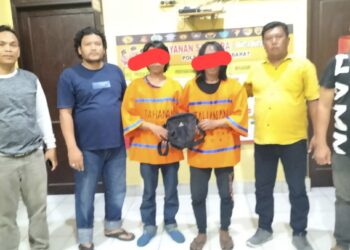 kedua pelaku, FLE alias Peang dan PS diapit Kanit Reskrim Polsek Siantar Barat IPDA M.T.T Simanungkalit SH dan anggota