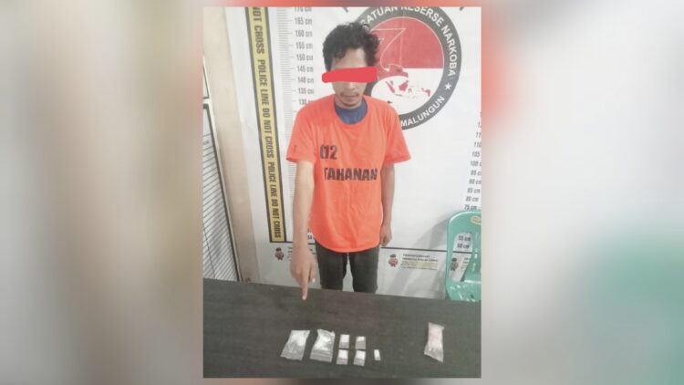 Tersangka Rizal dan barang bukti