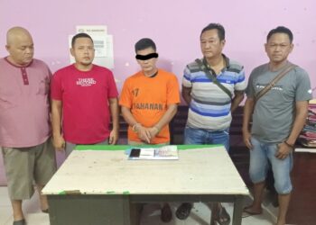 Pelaku Arpan Silalahi dan barang bukti diapit Polisi
