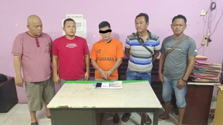 Pelaku Arpan Silalahi dan barang bukti diapit Polisi