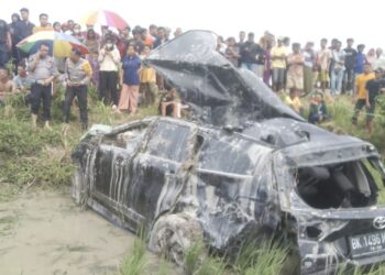 Mobil Toyota Rush BK 1496 MAA terpelanting dan nyungsep di areal persawahan Dusun I, Desa Sumber Rejo, Kecamatan Pagar Merbau, Deli Serdang, ditabrak ular besi alias kereta api. (Foto Ist)