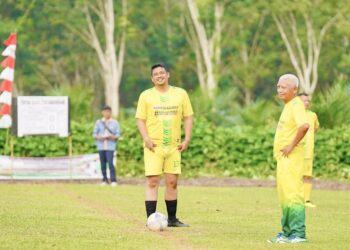 Bobby Nasution dan Surya bermain bola dalam rangka memeriahkan HUT ke-16 Kabupaten Labuhanbatu Utara (Labura). (Foto Ist)