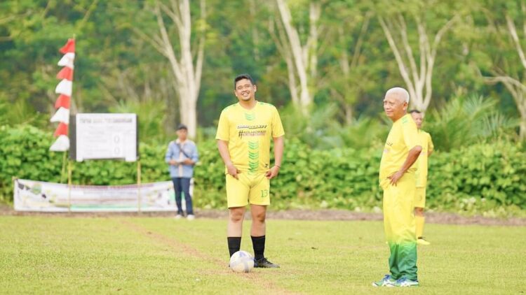 Bobby Nasution dan Surya bermain bola dalam rangka memeriahkan HUT ke-16 Kabupaten Labuhanbatu Utara (Labura). (Foto Ist)