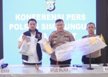 Kapolres Simalungun AKBP Choky Sentosa Meliala, S.I.K., S.H., M.H pimpin Konferensi pers keberhasilan pengungkapan kasus pengerusakan dan penganiayaan secara bersama-sama di Sihaporas