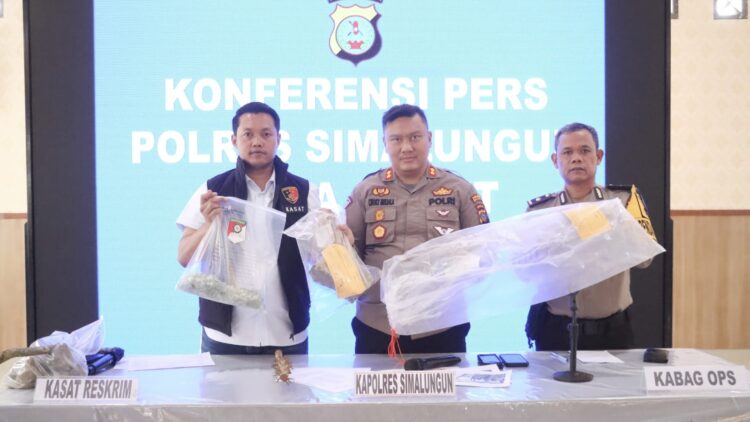 Kapolres Simalungun AKBP Choky Sentosa Meliala, S.I.K., S.H., M.H pimpin Konferensi pers keberhasilan pengungkapan kasus pengerusakan dan penganiayaan secara bersama-sama di Sihaporas