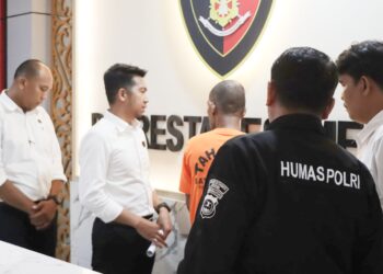 Polisi saat memberikan keterangan atas tertangkapnha AS pelaku pencurian emas. (Foto Ist)