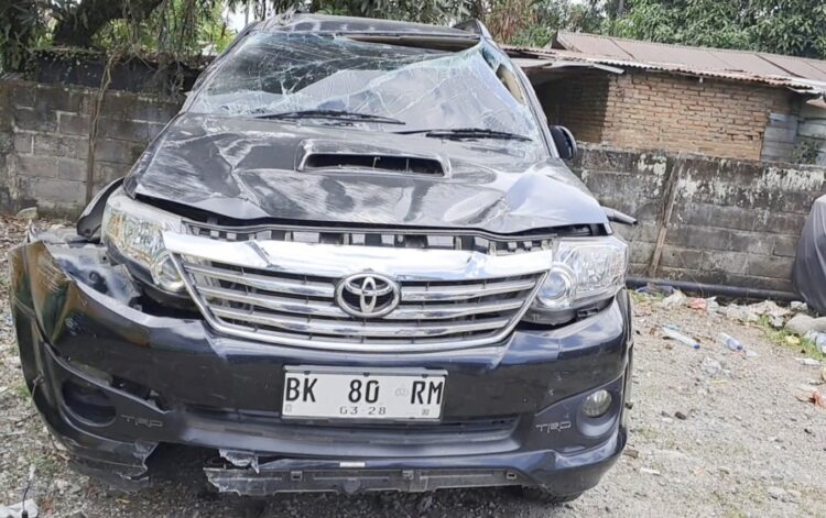 Mobil Fortuner BK 80 RM ringsek menabrak pembatas jalan. (Foto Ist)