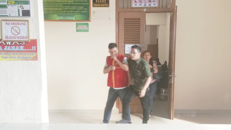 Terdakwa Tumpal Malela Pardede digiring petugas Walta usai disidangkan
