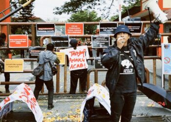 Puluhan massa dari Komite Keselamatan Jurnalis Sumatera Utara (KKJ Sumut) dan Aktivis Kamisan menggeruduk Polda Sumut. (Foto Ist)