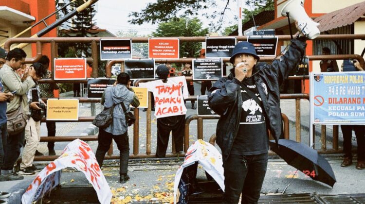 Puluhan massa dari Komite Keselamatan Jurnalis Sumatera Utara (KKJ Sumut) dan Aktivis Kamisan menggeruduk Polda Sumut. (Foto Ist)