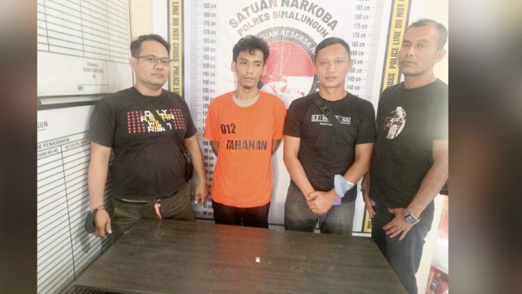 Tersangka Reza Fahlevi Saragih diapit polisi