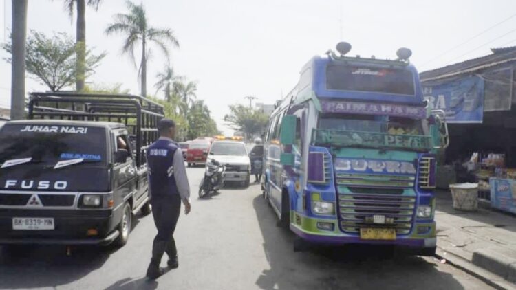 Personil Dishub Kota Medan mengatur lalin di Jamin Ginting sekaligus sosialisasi perubahan rute. (Foto Ist)