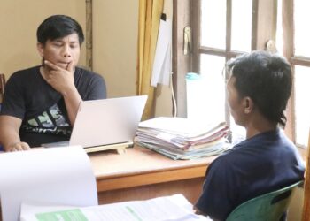 Pelaku Sigit Taufan diperiksa di ruangan Unit Reskrim Polsek Bangun