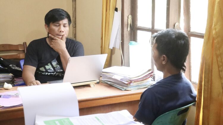 Pelaku Sigit Taufan diperiksa di ruangan Unit Reskrim Polsek Bangun