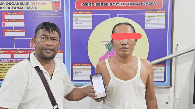 pelaku judi Richard Pahotan Hutapea menunjukkan barang bukti
