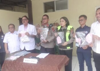 Kapolsek Sunggal, Kompol Bambang G Hutabarat saat memberikan keterangan atas penangkapan pelaku curanmor yang ditembak mati. (Foto Ist)