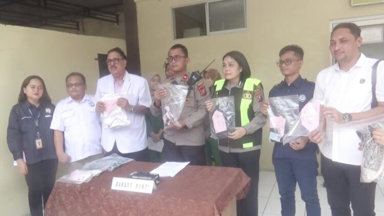 Kapolsek Sunggal, Kompol Bambang G Hutabarat saat memberikan keterangan atas penangkapan pelaku curanmor yang ditembak mati. (Foto Ist)