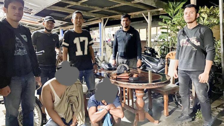 Kedua tersangka, Sugi Sutrisno alias Uci dan Agung Ardyansyah alias Agung diapit polisi