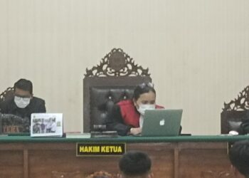 Ketua Majelis Hakim Rinto Leoni Manullang SH dan dua hakim anggota memakai masker menggelar persidangan