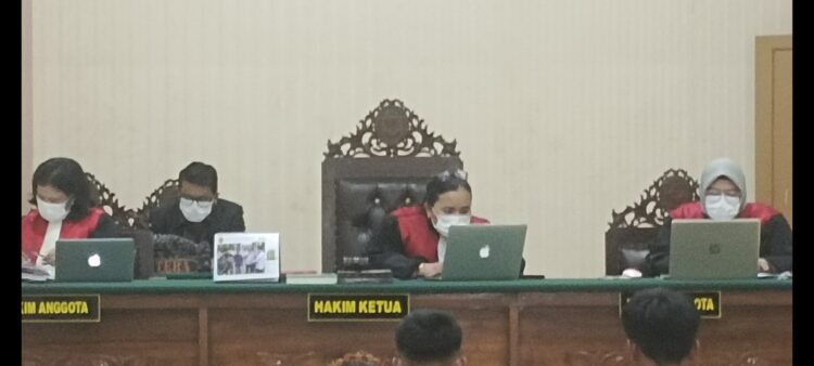 Ketua Majelis Hakim Rinto Leoni Manullang SH dan dua hakim anggota memakai masker menggelar persidangan