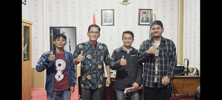 kiri-kekanan : Otto Hutabarat(sekretaris), Hendra Hutabarat (pembina), Teguh Sihombing (Ketua) dan Edowardo Sibarani (Ketua Pelaksana Bola Volly)