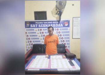 Tersangka BS alias Bona beserta barang bukti