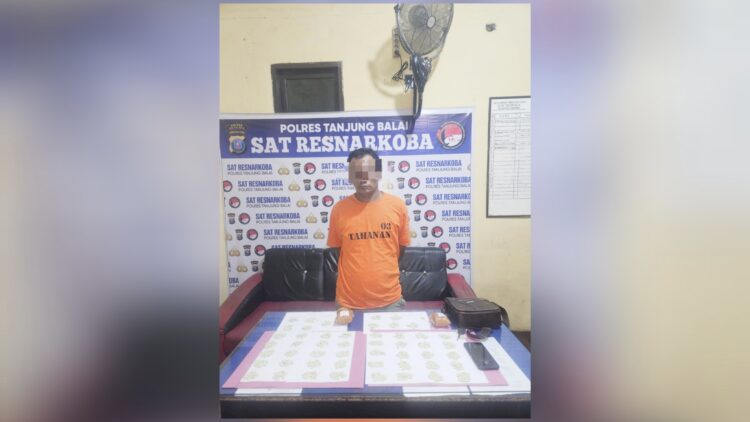Tersangka BS alias Bona beserta barang bukti