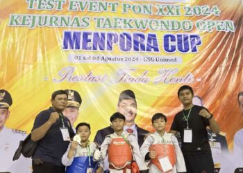 Pelatih Rudi Simangunsong dan asistennya Reyma berfoto dengan para atlet Takasima Club dalam kejuaraan Test Event PON XXI 2024 & Kejurnas Taekwondo Open Menpora Cup.