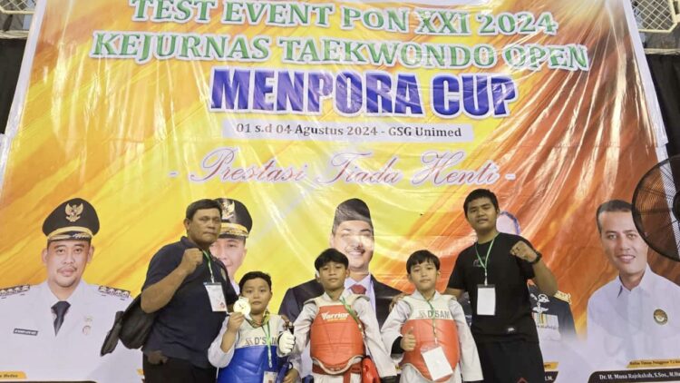Pelatih Rudi Simangunsong dan asistennya Reyma berfoto dengan para atlet Takasima Club dalam kejuaraan Test Event PON XXI 2024 & Kejurnas Taekwondo Open Menpora Cup.