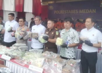 Kapolrestabes Medan Kombes Pol Teddy John Sahala Marbun memaparkan keberhasilan anggota mengungkap peredaran gelap narkotika di Medan. (Foto Ist)