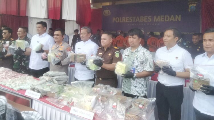 Kapolrestabes Medan Kombes Pol Teddy John Sahala Marbun memaparkan keberhasilan anggota mengungkap peredaran gelap narkotika di Medan. (Foto Ist)