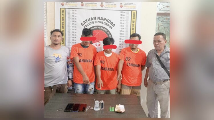 Ketiga tersangka dan barang bukti