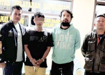 Tersangka OS diapit Tim Unit Reskrim Polsek Siantar Selatan