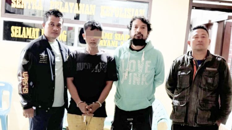 Tersangka OS diapit Tim Unit Reskrim Polsek Siantar Selatan