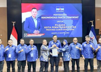 Ketua Umum Partai Demokrat, Agus Harimurti Yudhoyono (AHY) menyerahkan surat rekomendasi kepada Wesly Silalahi-Herlina di Kantor DPP Demokrat, Jakarta Pusat. (Foto Ist)