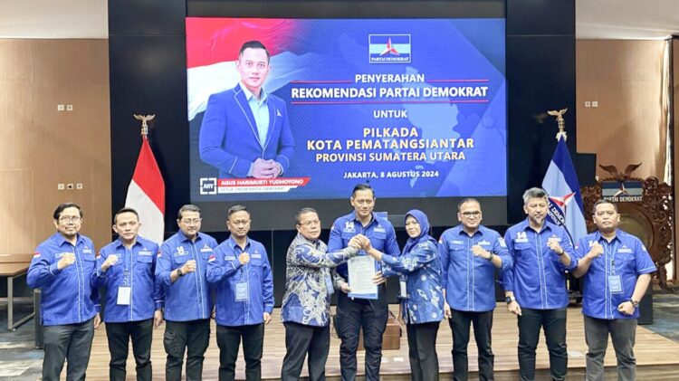 Ketua Umum Partai Demokrat, Agus Harimurti Yudhoyono (AHY) menyerahkan surat rekomendasi kepada Wesly Silalahi-Herlina di Kantor DPP Demokrat, Jakarta Pusat. (Foto Ist)