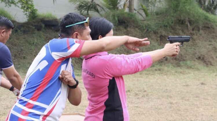 Kapolres Siantar AKBP Yogen Heroes Baruno SH, SIK dan Ketua Bhayangkari Cabang Kota Siantar Ny Sandra Yogen saat latihan menembak