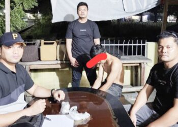 Tersangka BS alias Bangun diapit Kanit 1 IPDA Froom Pimpa Siahaan SH dan Tim