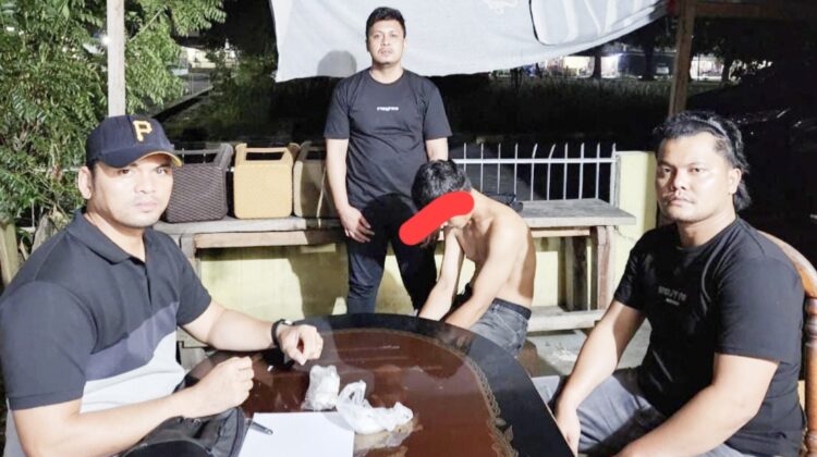 Tersangka BS alias Bangun diapit Kanit 1 IPDA Froom Pimpa Siahaan SH dan Tim