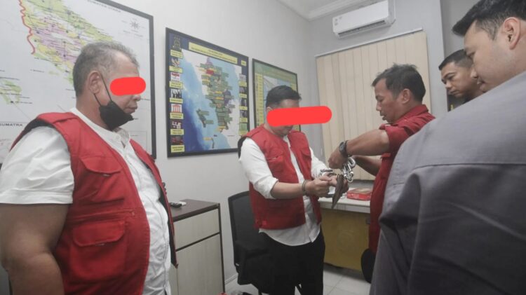 Kedua Dua tersangka dugaan korupsi. (Foto Ist)