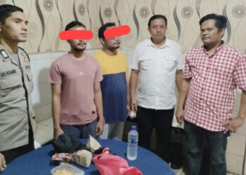 Kedua pelaku WA dan WR diapit Kanit Reskrim IPDA Marlon Hutahean SH