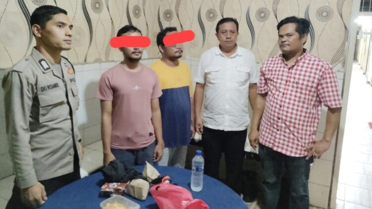 Kedua pelaku WA dan WR diapit Kanit Reskrim IPDA Marlon Hutahean SH